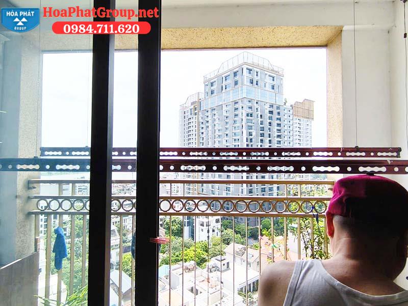 chú hùng kiềm tra giàn phơi tại chung cư tân hoàng minh võ chí công tây hồ