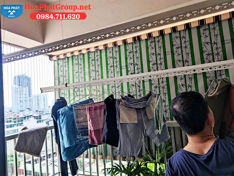 khách hàng nghiệm thu giàn phơi quần áo khi được lắp đặt sửa chữa xong