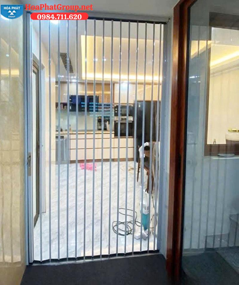 lắp đặt cửa xếp lá nhựa trong suốt gấp gọn cho cửa ra vào phòng bếp lắp đặt cửa xếp lá nhựa trong suốt gấp gọn cho cửa ra vào phòng bếp