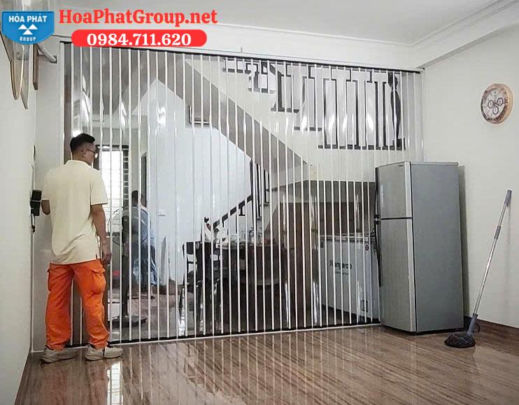 lắp đặt cửa xếp lá nhựa trong ngăn lạnh, ngăn thoát nhiệt điều hòa tại khu vực cầu thang bếp ăn