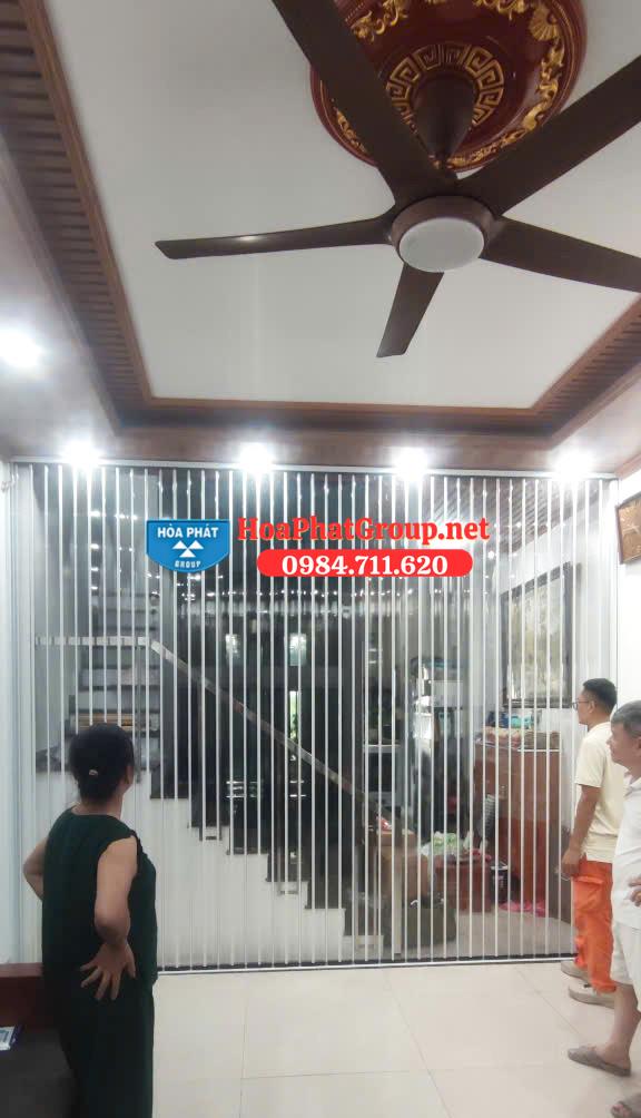 lắp vách ngăn nhựa trong suốt ngăn chia phòng khách và phòng bếp lắp vách ngăn nhựa trong suốt ngăn chia phòng khách và phòng bếp